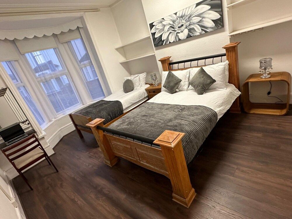 PRIVATE ROOMs In TOWN CENTRE FREE PARKING WIFI AND PATIO WITH AA STAY LTD 2