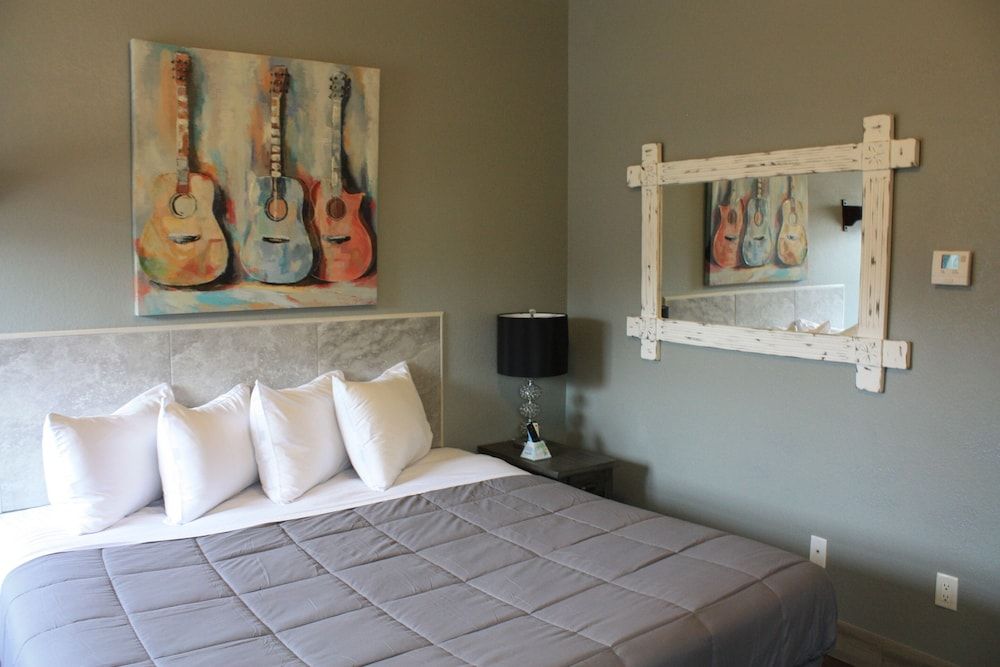 Price Pointe Inn 1