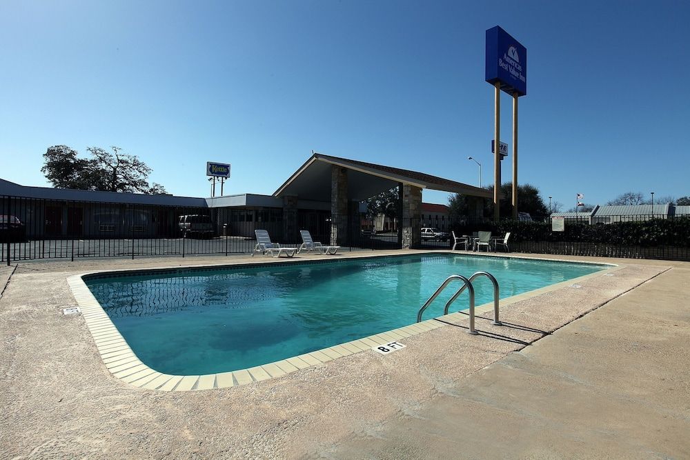 Americas Best Value Inn Uvalde 1