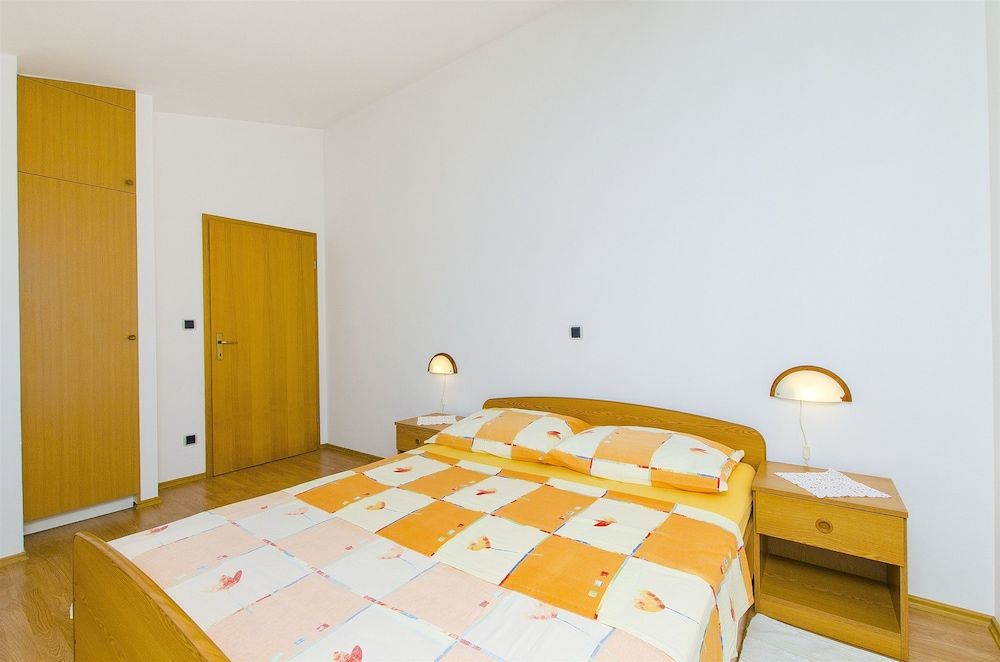 Apartments and Rooms Iva 1