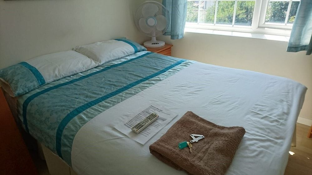Double with shared bathroom sleeps 1-2 located 5 minutes from Heathrow dsbyr 2