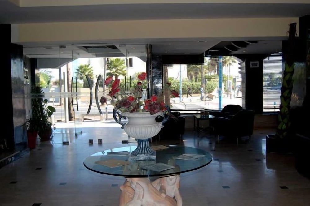 Hotel De La Corniche 2