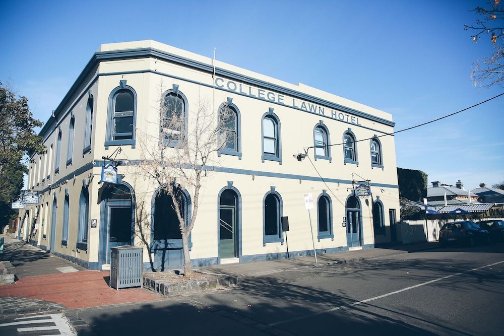 College Lawn Hotel 1