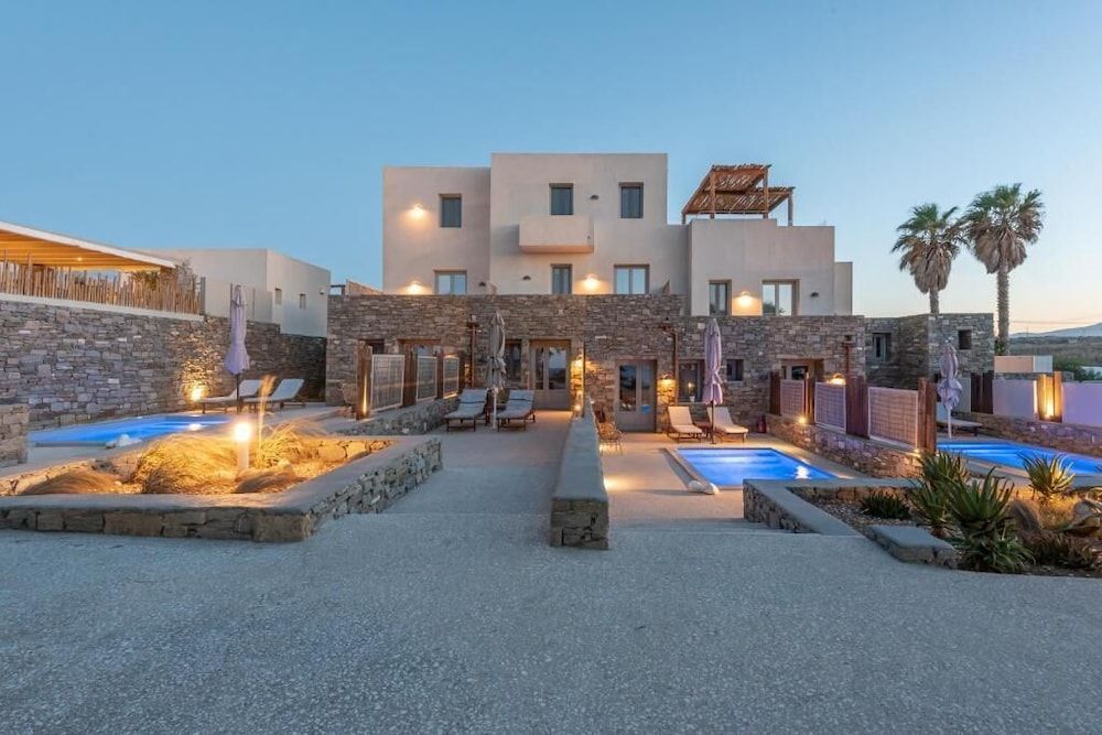 Paros Comfy Suites 1