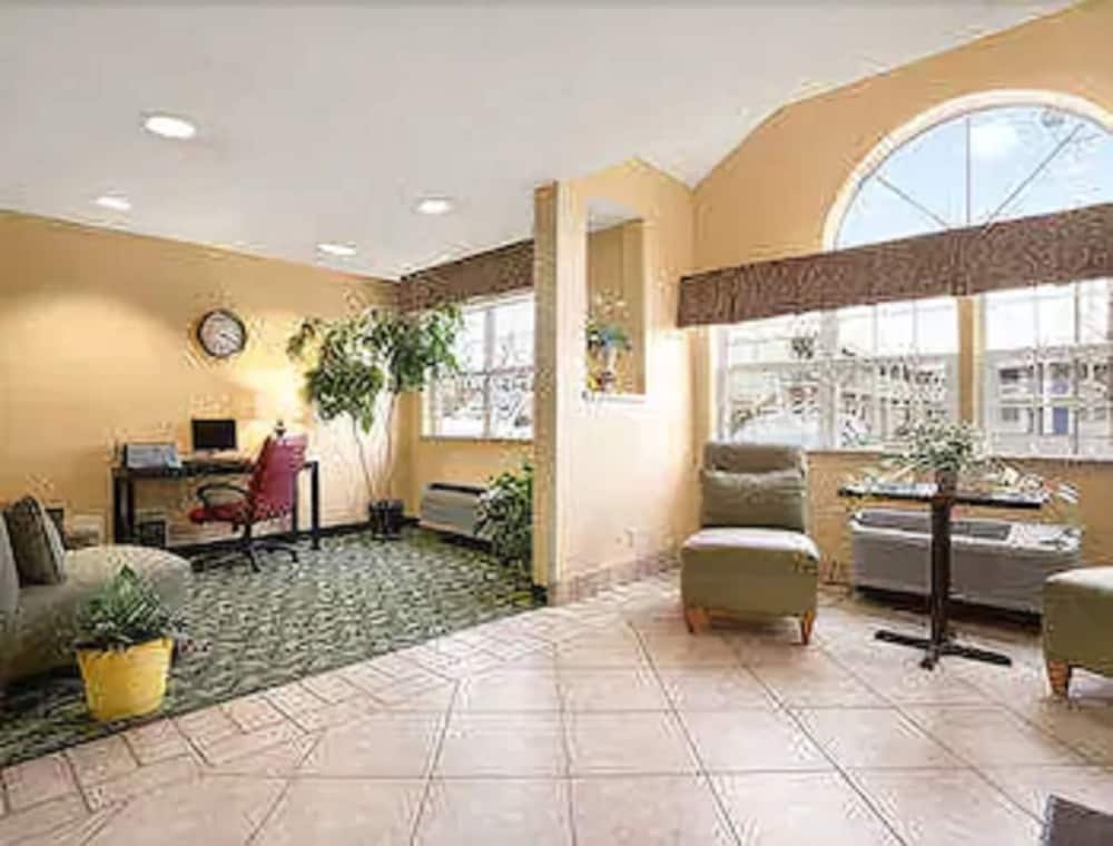 Days Inn & Suites by Wyndham Lafayette IN 2
