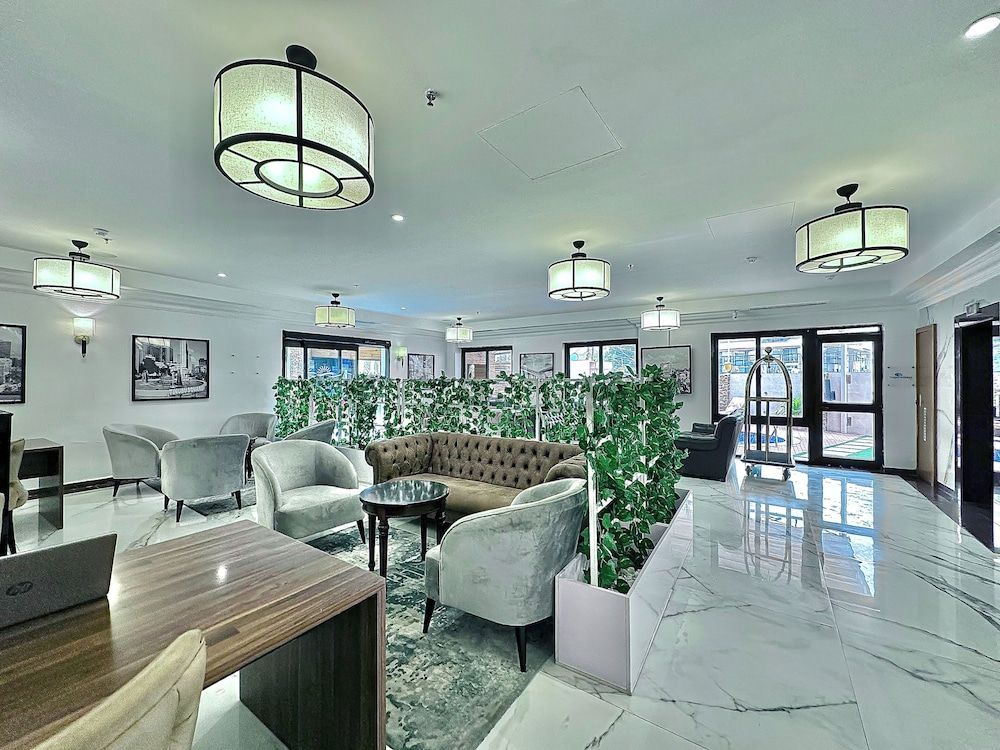 Victoria Crown Plaza Hotel 2