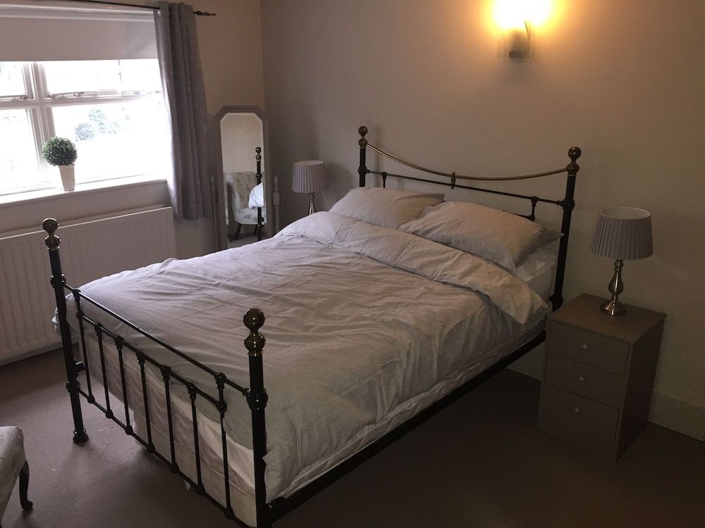 Large 2-bed House Derbyshire off Chatsworth rd 2