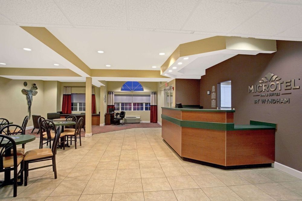 Microtel Inn & Suites by Wyndham Bushnell 2