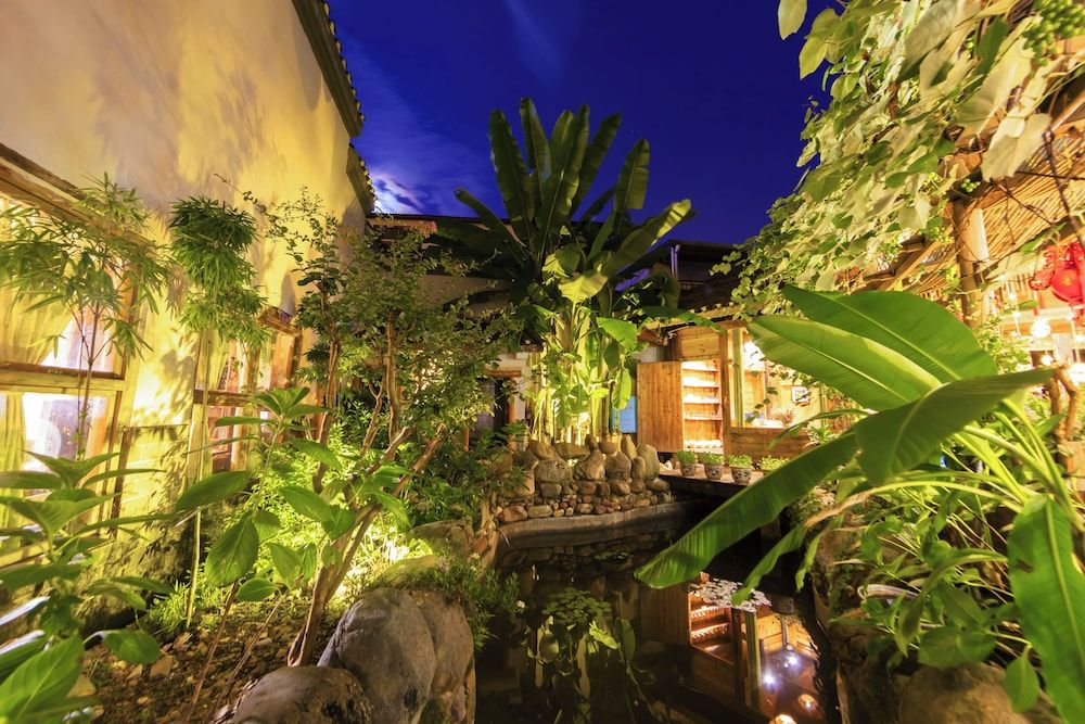 Butterfly Flowers Inn- Exclusive Location,Anicent Chinese Style, 2 minutes walk to Tianmen Mount Cableway,Free pick up service over 1 nights, Free fresh coffee and tea, Free mini lunch,Free laundry,It 1