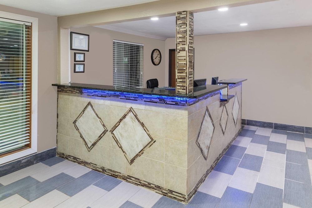 Super 8 by Wyndham Okawville 2
