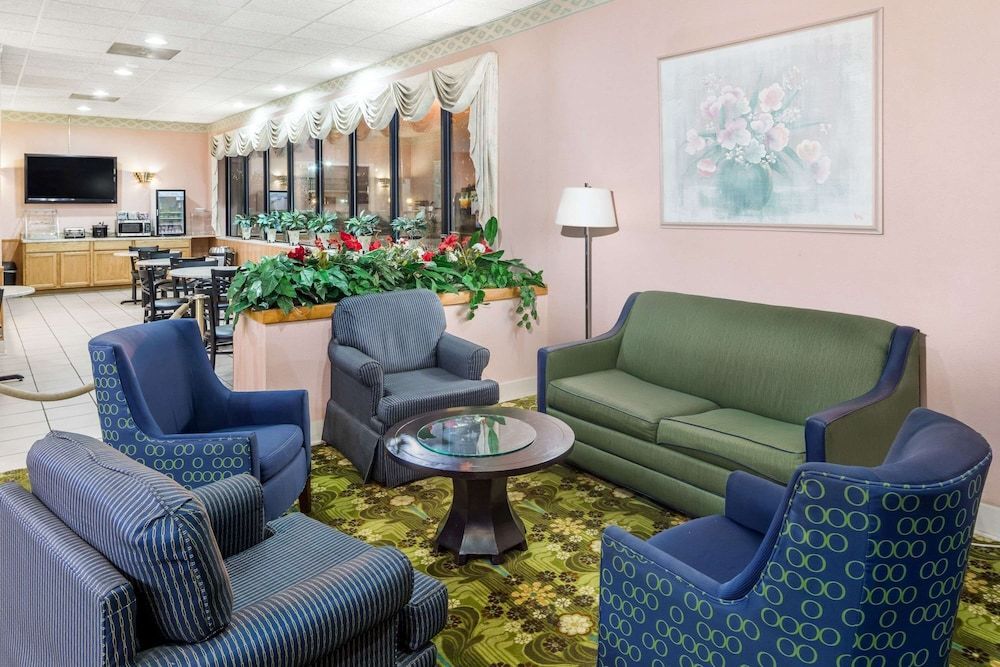 Days Inn by Wyndham Walterboro 2