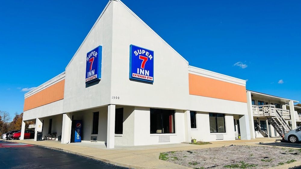 Super 7 Inn Tupelo 1