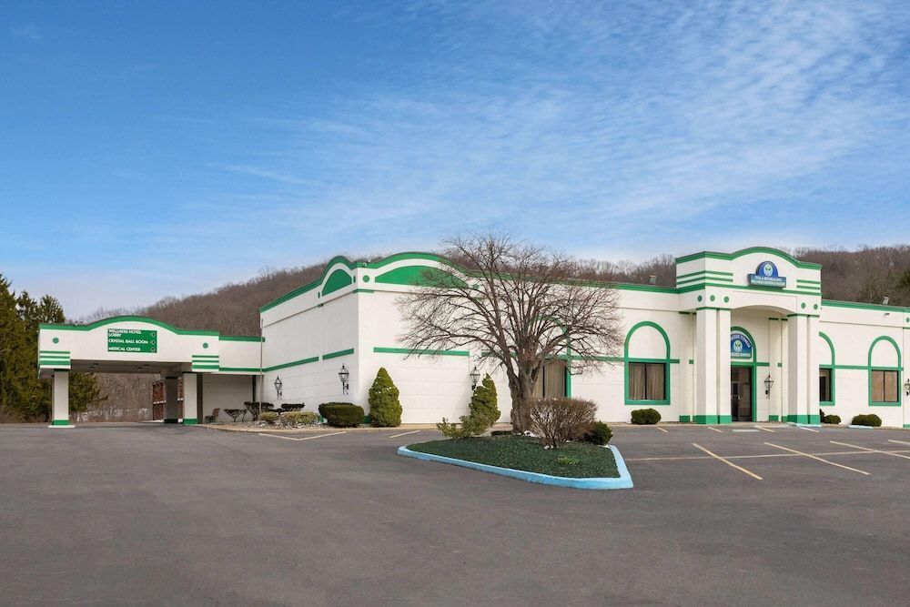 Ramada by Wyndham Butler/Tesla Biohealing Resort 1