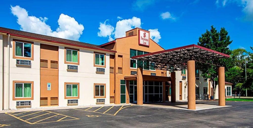 Seasons Inn Traverse City 1