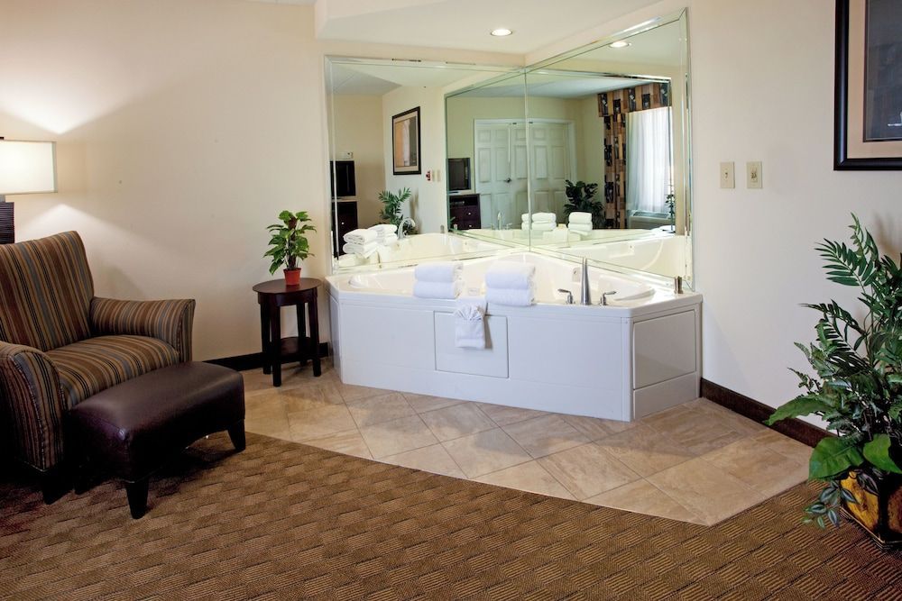 Holiday Inn Express & Suites COLUMBUS AT NORTHLAKE by IHG 1