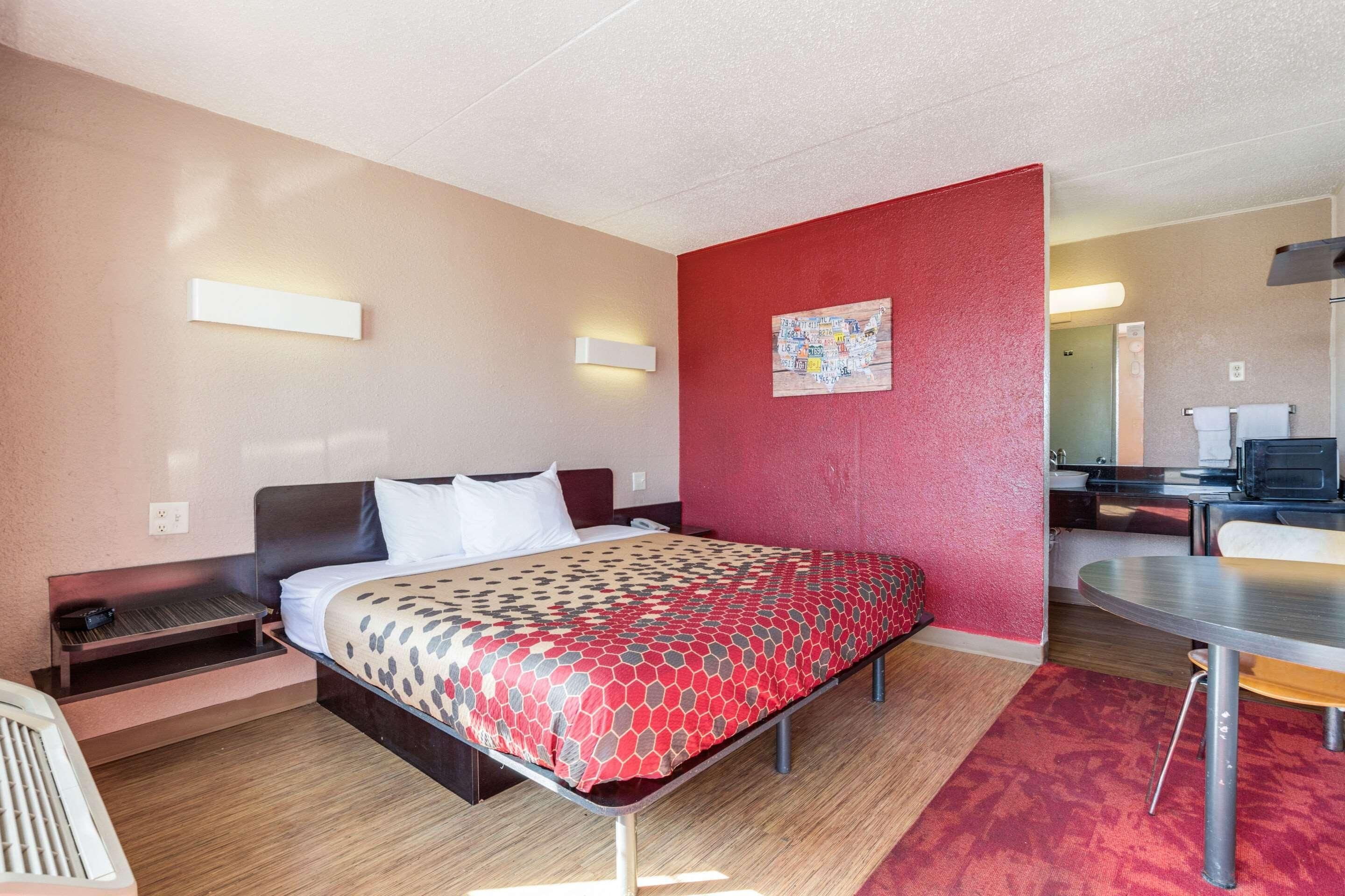 Econo Lodge Inn and Suites 1