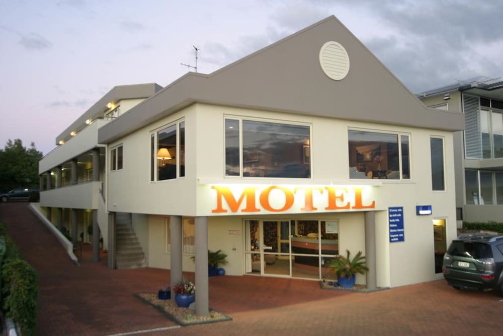 Baycourt Lakefront Motel 1