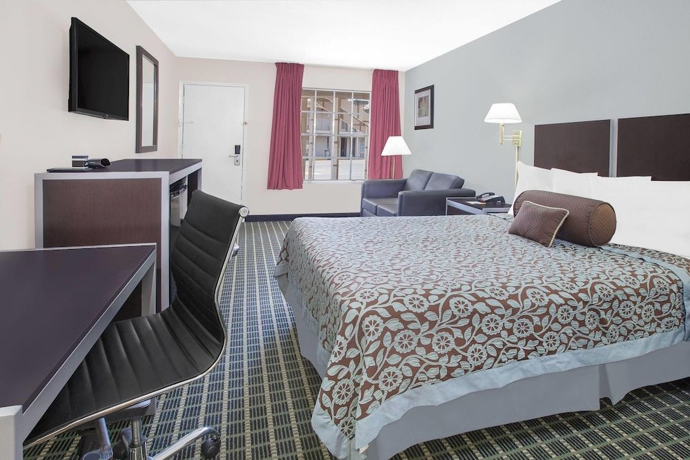 Days Inn by Wyndham Market Center Dallas Love Field 1