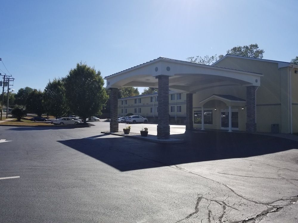 Danbury Inn & Suites 1