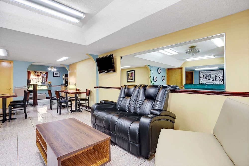 Super 8 by Wyndham Forest Park 2