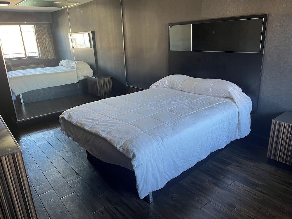 Metro Motel 2