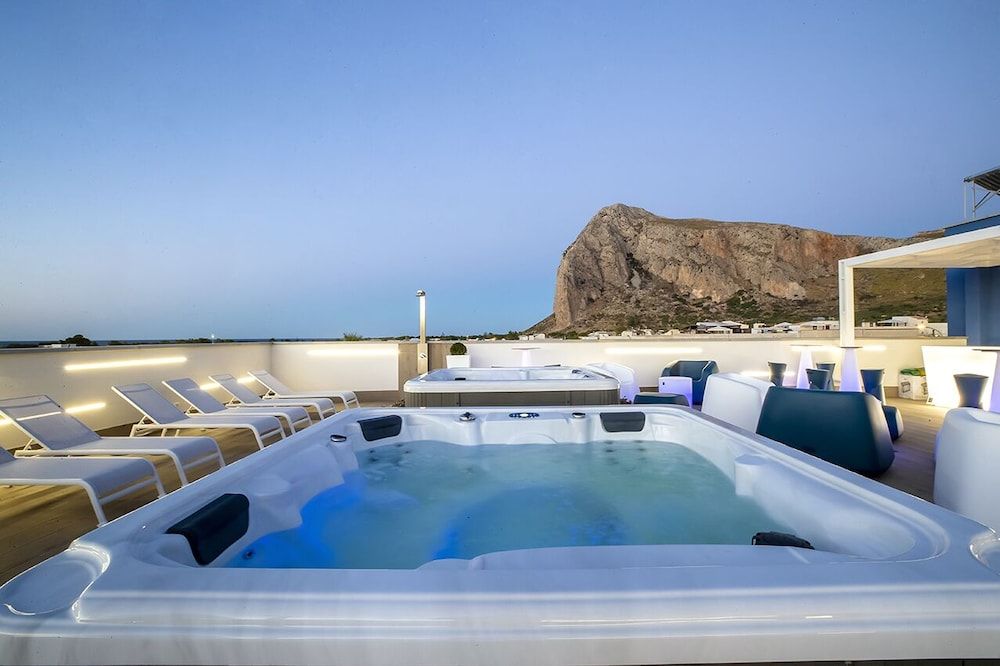 Sundeck Hotel 1