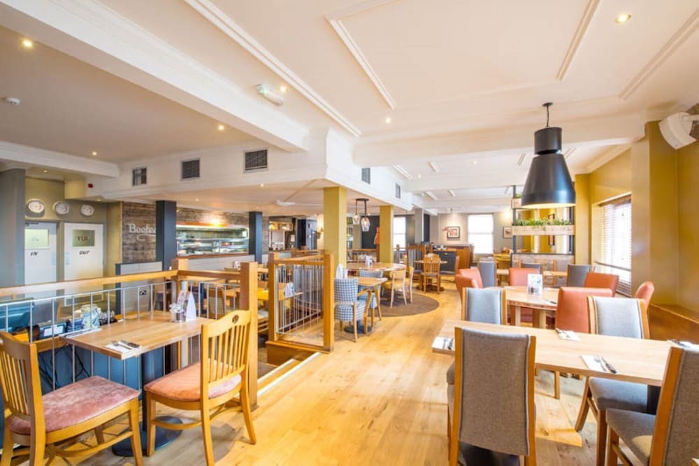 Premier Inn Manchester Salford Quays 1