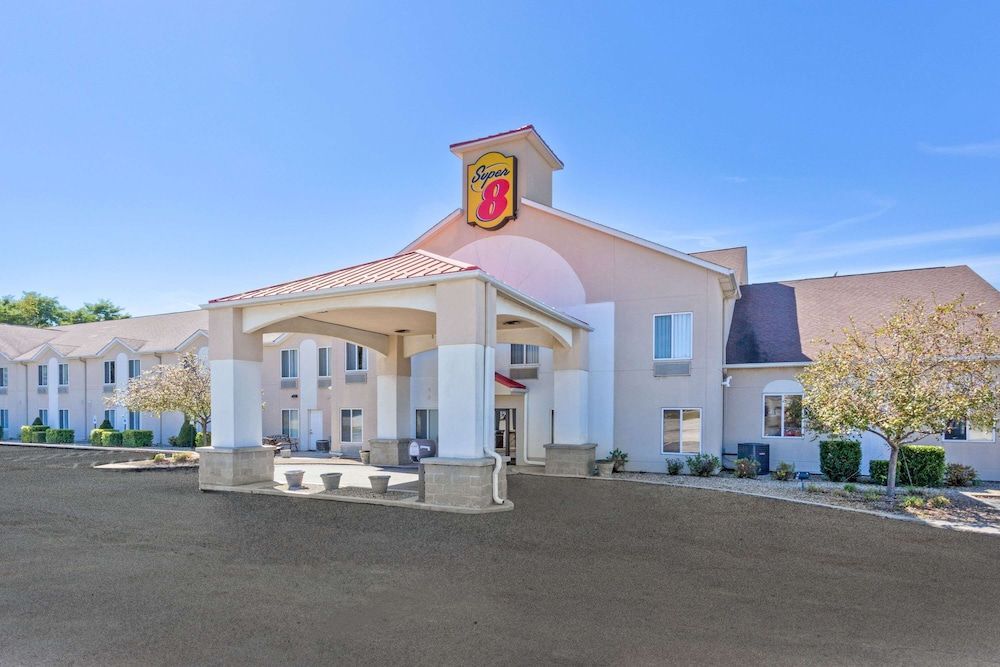 Super 8 by Wyndham Cloverdale IN 1