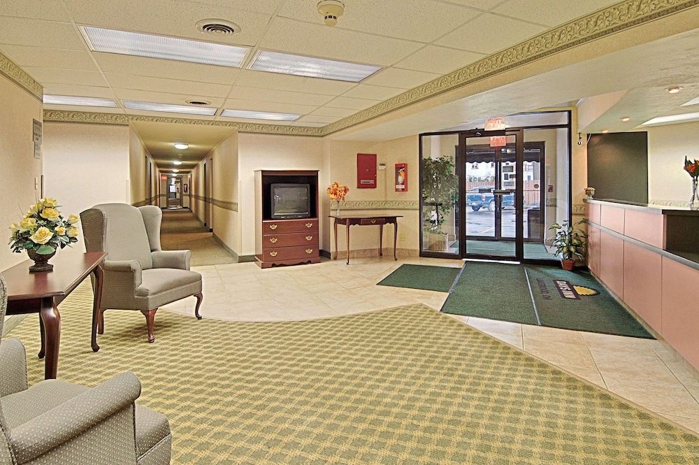 Days Inn by Wyndham Cleveland Lakewood 2