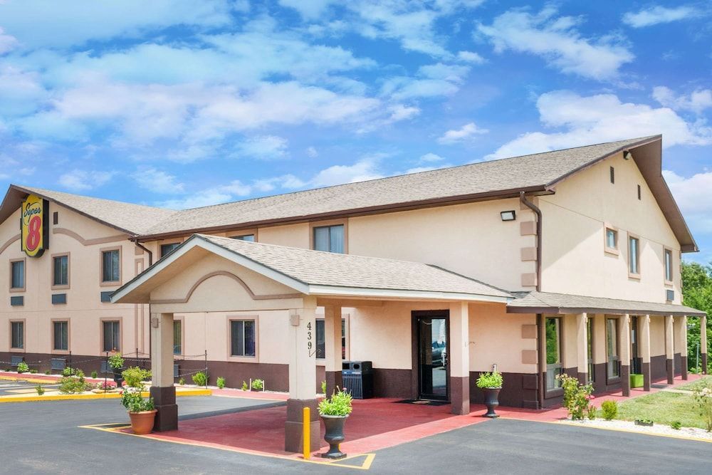 Super 8 by Wyndham Warrensburg 1