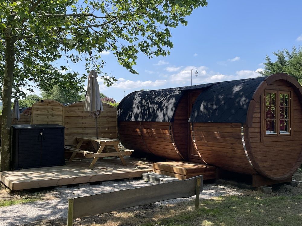 TONNEAU HERBERGEMENT INSOLITE AU CAMPING DES NIERES 1