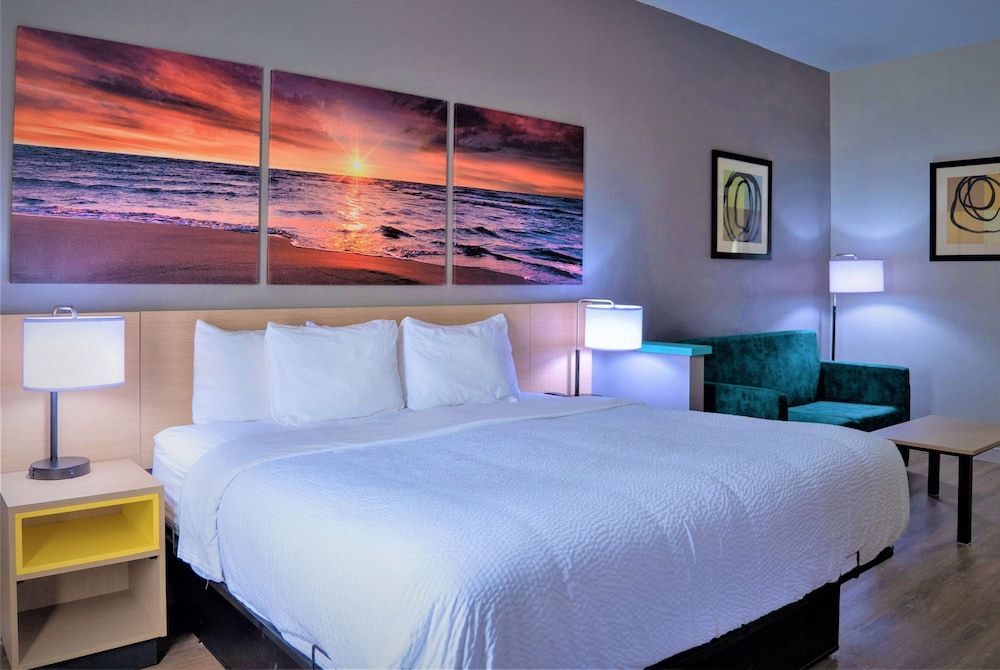 Days Inn & Suites by Wyndham Savannah North I-95 1