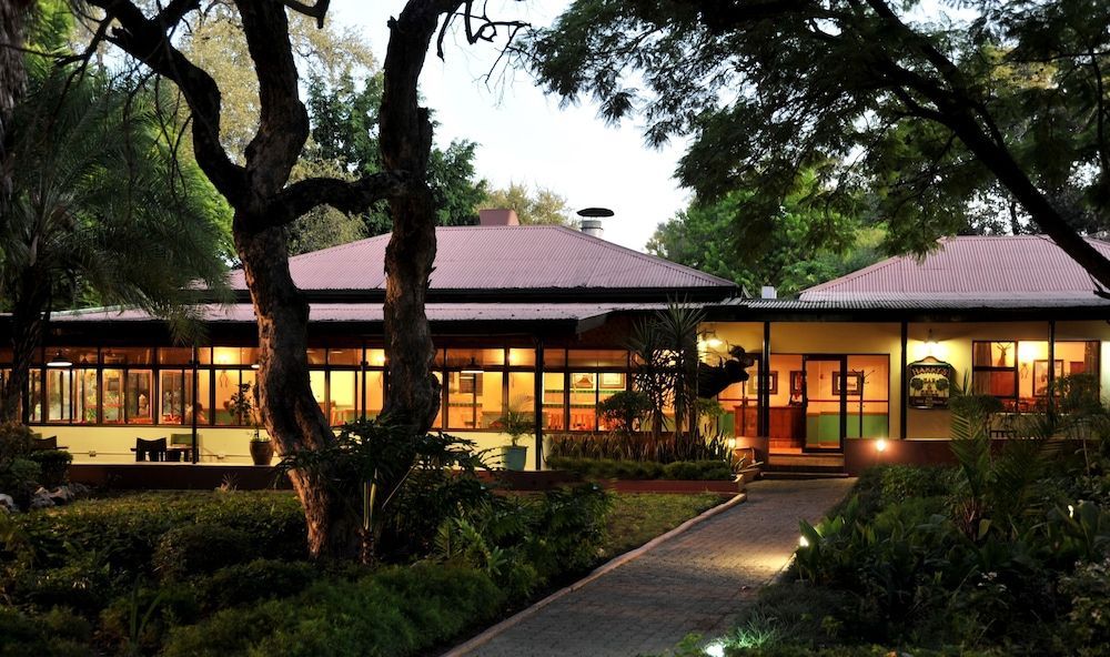 Cresta Riley's Hotel 1