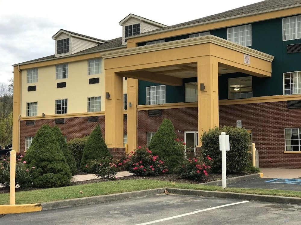 Days Inn by Wyndham Norton 1
