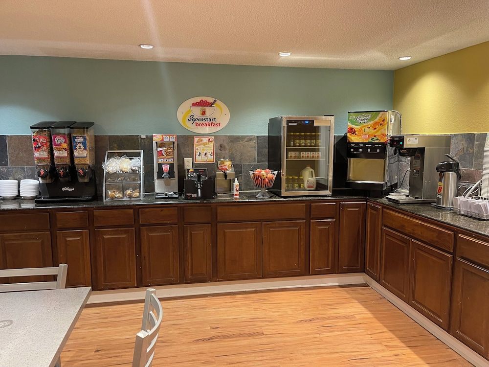 Super 8 by Wyndham Monroe 1