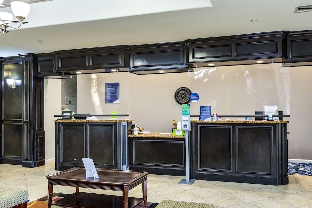 La Quinta Inn & Suites by Wyndham Livingston 2