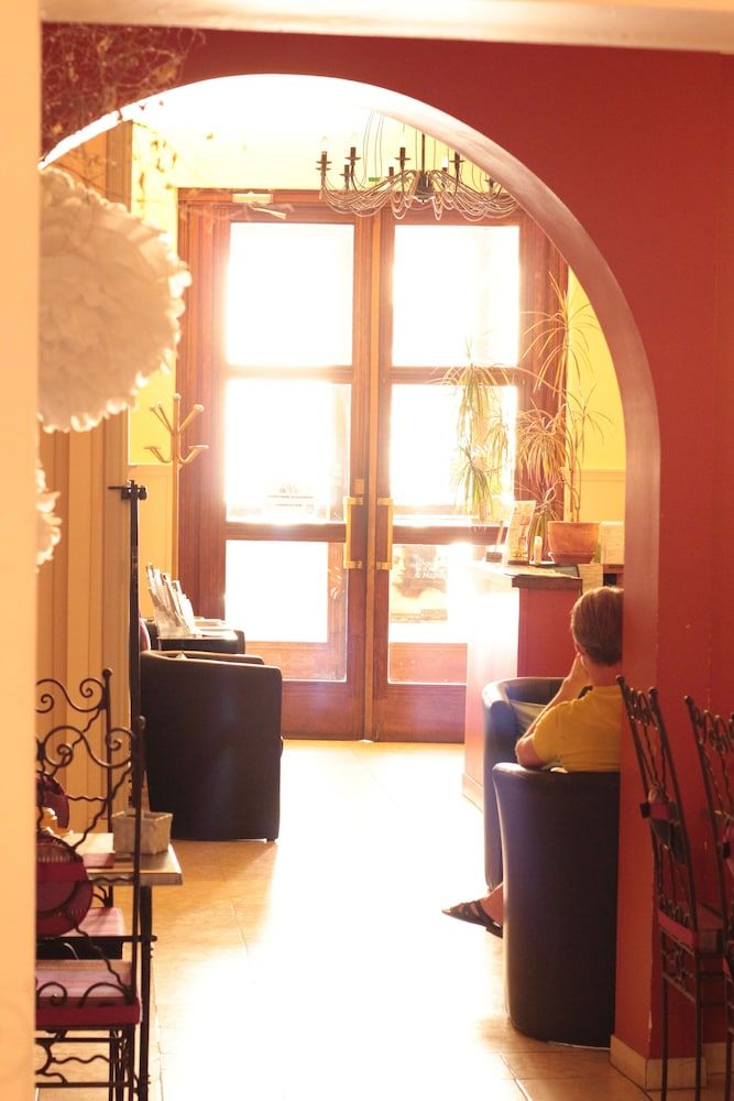 Hôtel Des Arts, Artisanal et Indépendant 2