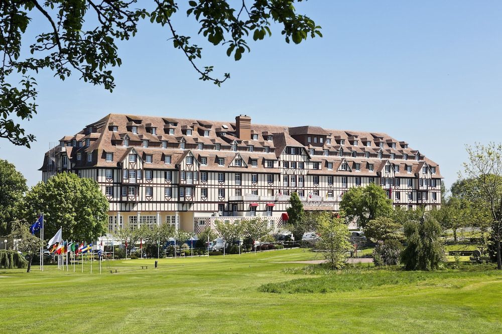 Hôtel Barrière L'Hôtel du Golf 1