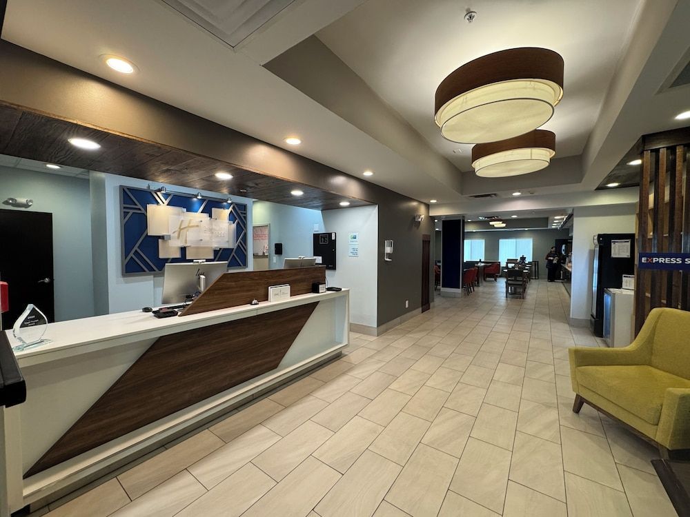 Holiday Inn Express & Suites CINCINNATI-BLUE ASH by IHG 1
