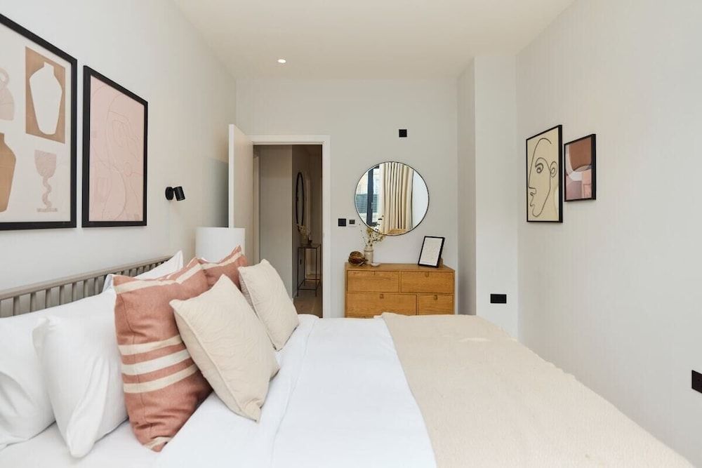 The Brondesbury Quarters - Modern 2bdr Flat With Balcony + Parking 2