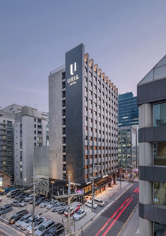 Hotel Uri& 1