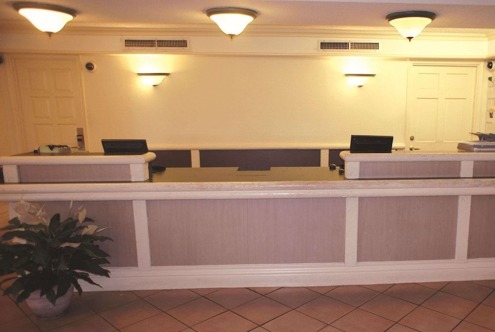 Super 8 by Wyndham Austin South I-35 2