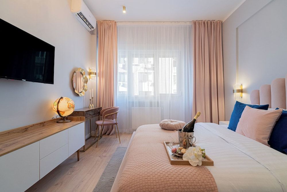 Designer 2-Bedroom Flat with Balcony & Full Amenities Steps from Piata Universitatii 2