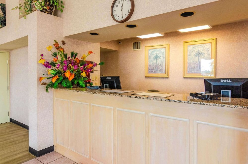 Econo Lodge Inn & Suites Gulfport Airport 2