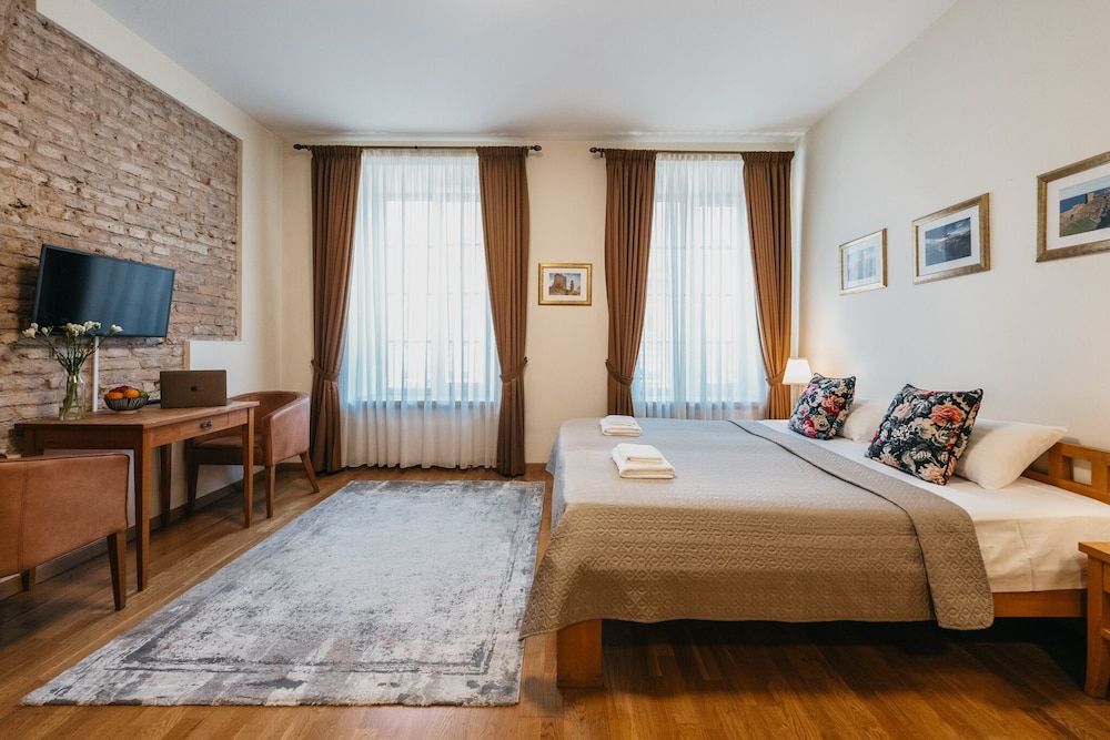 CATHEDRAL Old Town Suites 2