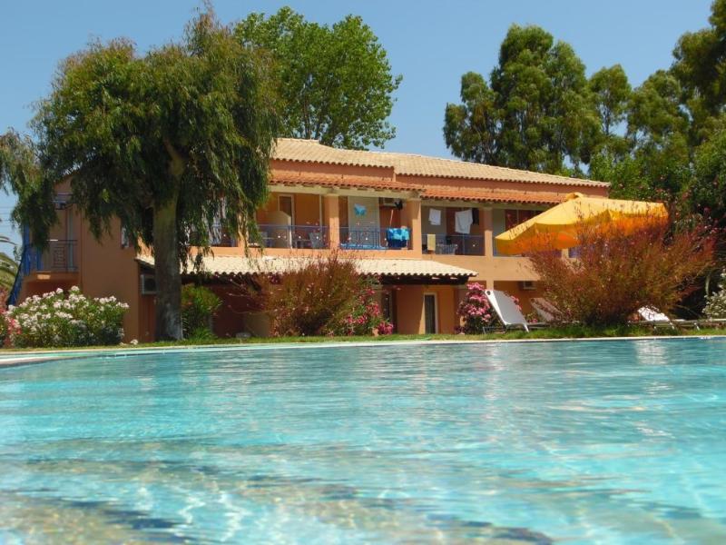 Tellis Holiday Rooms 1