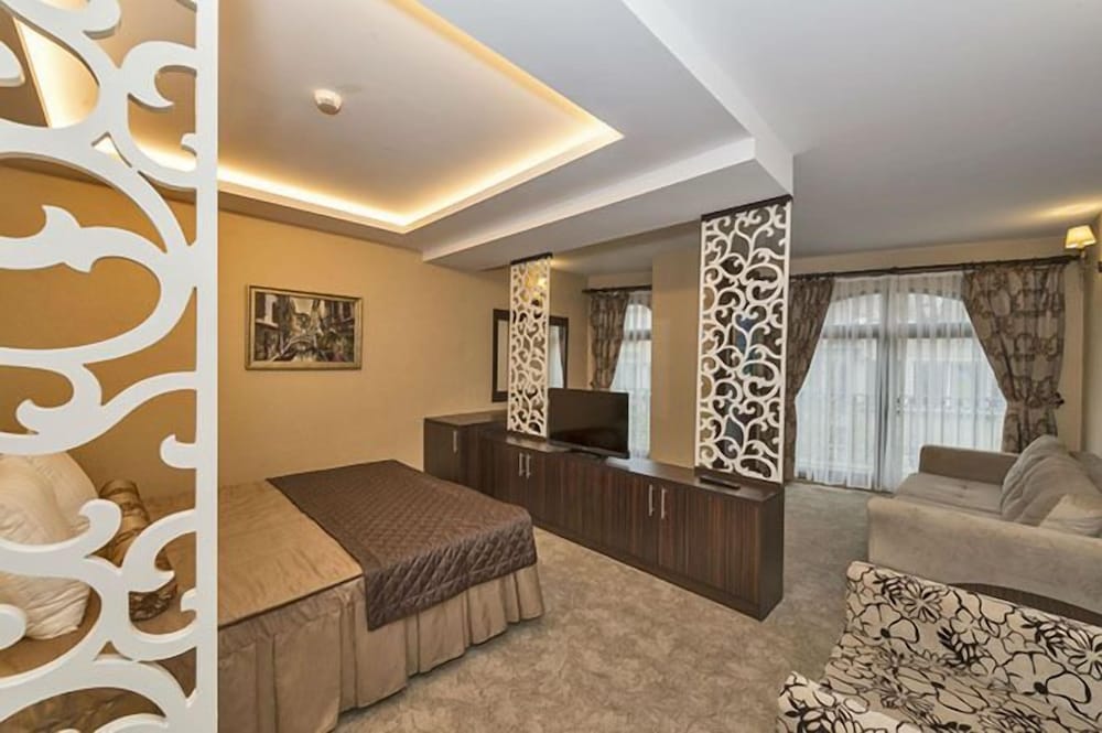 Romeo Hotel 1