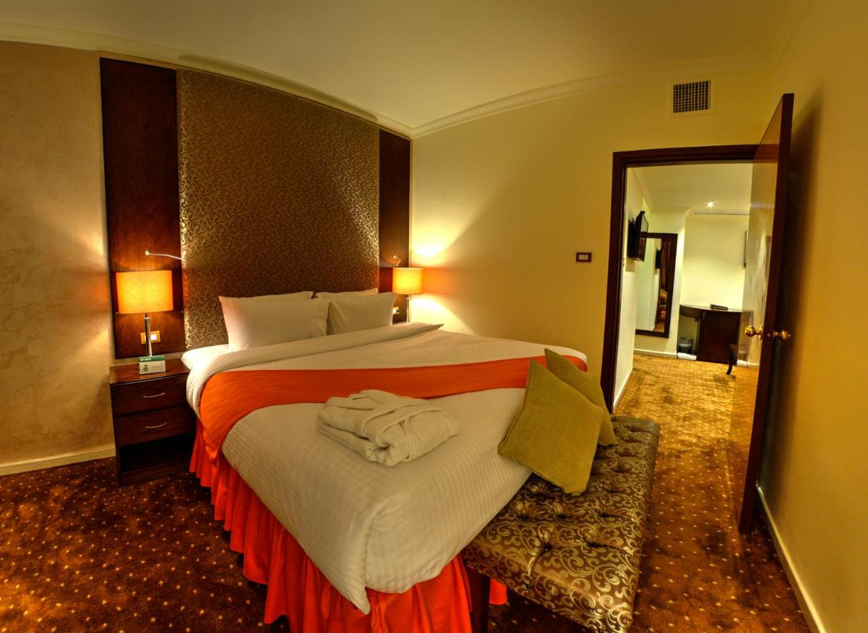 Meneur Hotel 2