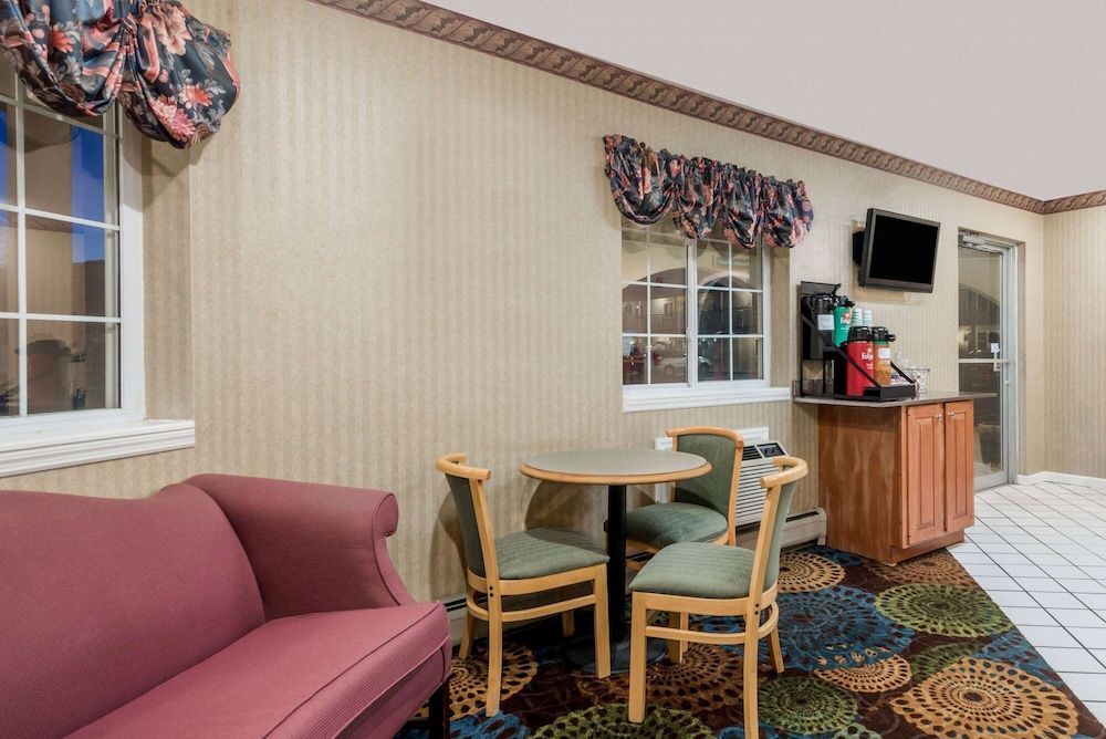 Howard Johnson by Wyndham Lenox 2