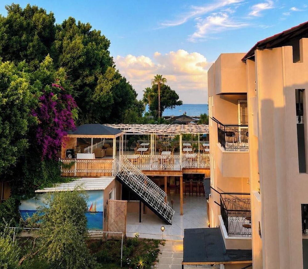 Linda Beach Hotel Side 1